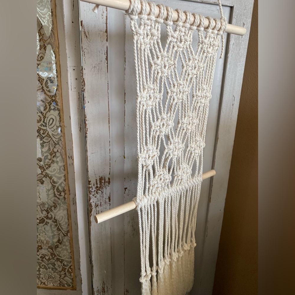 Macrame wall hanging - Picture 2 of 2